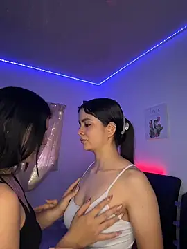 Snapshot of Ashley_and_Zoe chatting on April 28, 2:21 pm Ashley and Zoe online show from April 28, 2:21 pm