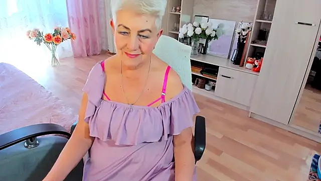Snapshot of HotandMature chatting on June 3, 8:26 am HotandMature online show from June 3, 8:26 am
