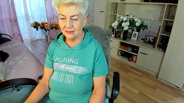 Snapshot of HotandMature chatting on February 22, 8:28 am HotandMature online show from February 22, 8:28 am