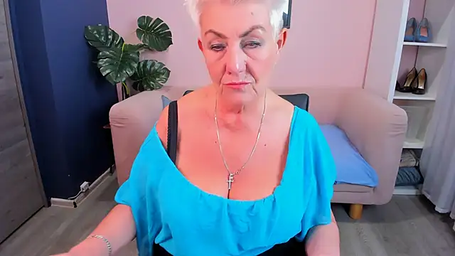 Snapshot of HotandMature chatting on March 18, 8:17 am HotandMature online show from March 18, 8:17 am