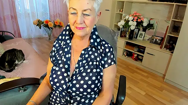 Snapshot of HotandMature chatting on February 26, 1:00 pm HotandMature online show from February 26, 1:00 pm