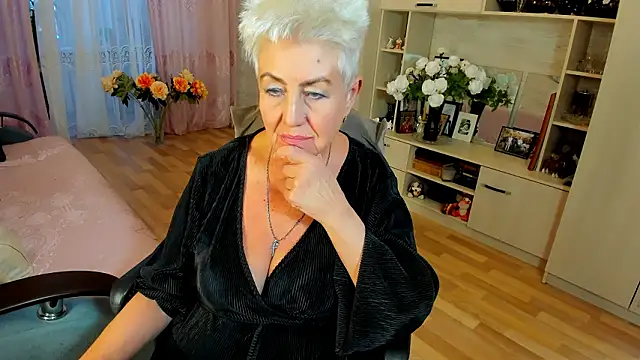 Snapshot of HotandMature chatting on February 16, 2:37 pm HotandMature online show from February 16, 2:37 pm