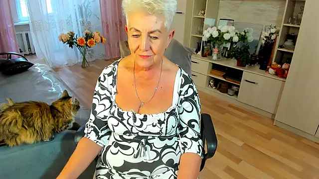 Snapshot of HotandMature chatting on July 7, 2:53 pm HotandMature online show from July 7, 2:53 pm