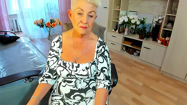 Snapshot of HotandMature chatting on July 9, 11:20 am HotandMature online show from July 9, 11:20 am