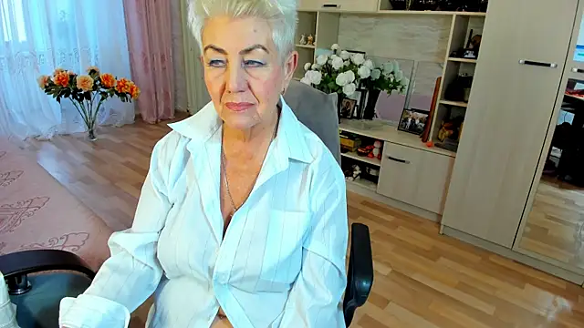 Snapshot of HotandMature chatting on January 12, 8:43 am HotandMature online show from January 12, 8:43 am