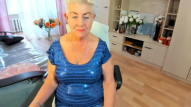 Snapshot of HotandMature chatting on June 10, 9:54 am HotandMature online show from June 10, 9:54 am