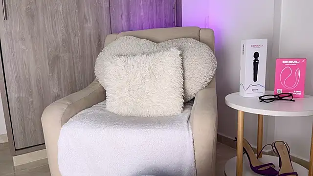 Snapshot of emilytolson_ chatting on September 12, 6:29 pm emilytolson online show from September 12, 6:29 pm