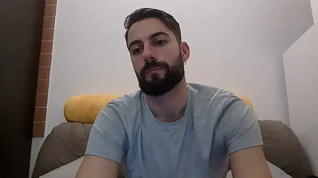 Amicisegreti online show from February 3, 9:20 pm