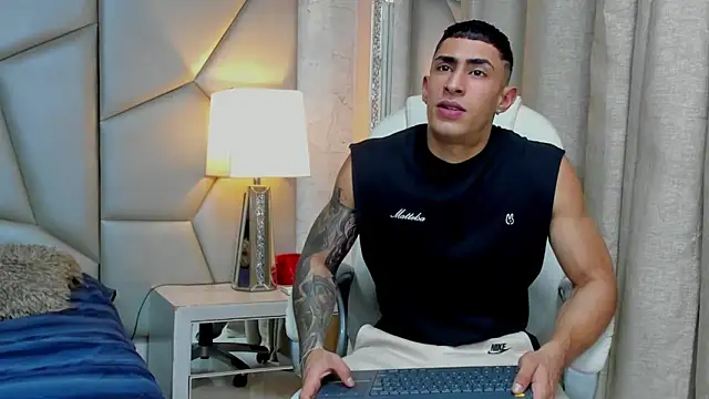 Snapshot of adrian_ray chatting on November 10, 6:35 pm adrian ray online show from November 10, 6:35 pm