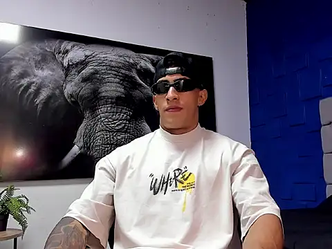 Snapshot of adrian_ray chatting on November 29, 12:27 pm adrian ray online show from November 29, 12:27 pm