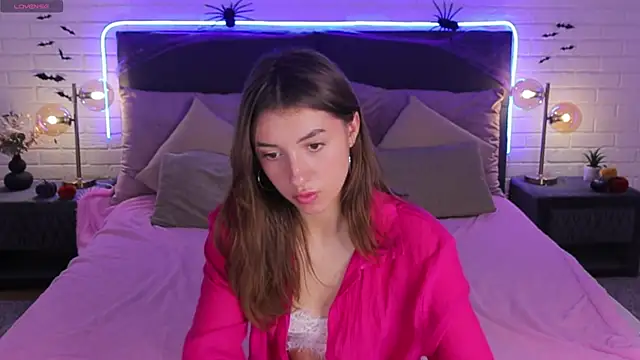 SweetVikki online show from November 4, 1:37 pm