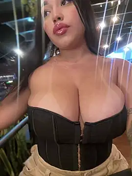 Snapshot of SofiaWildee chatting on February 7, 1:02 am SofiaWildee online show from February 7, 1:02 am