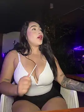 Snapshot of SofiaWildee chatting on February 5, 1:45 am SofiaWildee online show from February 5, 1:45 am