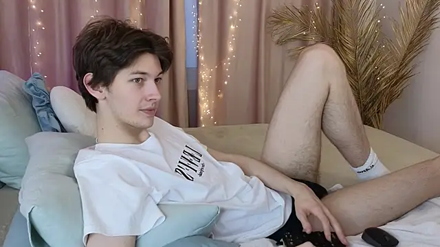 Snapshot of _Den1s_ chatting on November 15, 1:37 pm Den1s online show from November 15, 1:37 pm