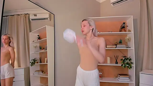 ErinBissonnette online show from April 18, 6:32 pm