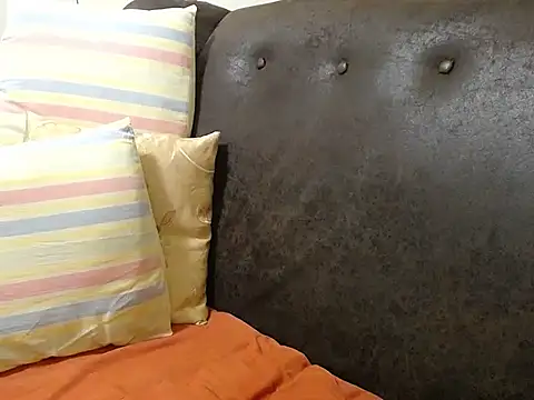 bustylaura4u online show from October 22, 11:14 pm