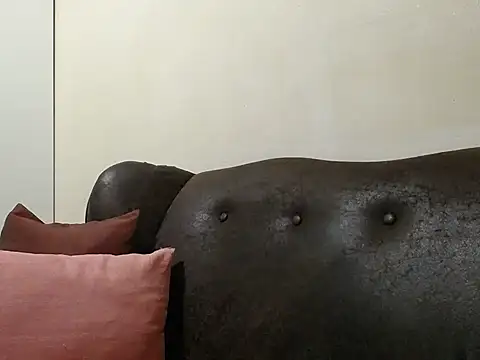 Snapshot of bustylaura4u chatting on October 11, 1:28 am bustylaura4u online show from October 11, 1:28 am