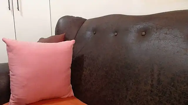 Snapshot of bustylaura4u chatting on March 1, 8:02 am bustylaura4u online show from March 1, 8:02 am