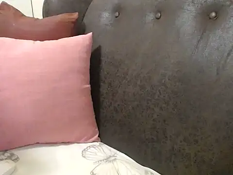 bustylaura4u online show from April 12, 10:24 pm