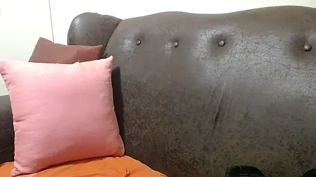 Snapshot of bustylaura4u chatting on February 27, 9:25 pm bustylaura4u online show from February 27, 9:25 pm