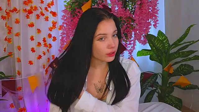 LauraHale online show from November 10, 7:46 am