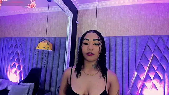 Snapshot of SkylerBloomm chatting on July 7, 8:01 pm SkylerBloomm online show from July 7, 8:01 pm
