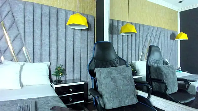 SkylerBloomm online show from December 22, 2:55 am