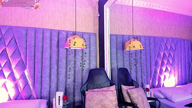 Snapshot of SkylerBloomm chatting on July 8, 8:31 pm SkylerBloomm online show from July 8, 8:31 pm