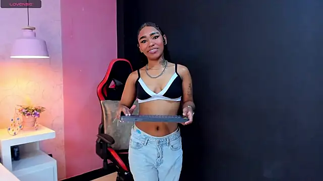 SkylerBloomm online show from October 13, 2:24 am