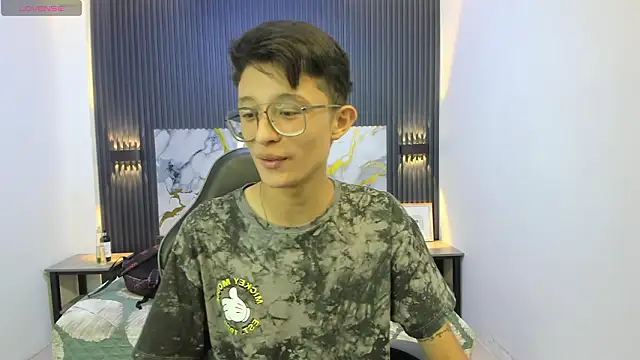 SantiagoRusso18 online show from February 15, 8:30 pm