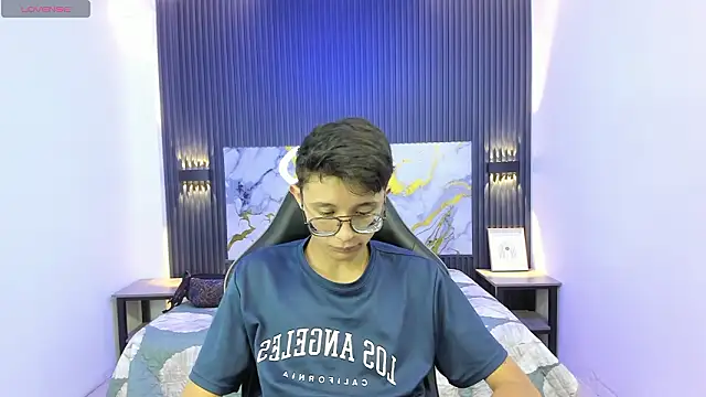 SantiagoRusso18 online show from February 17, 7:33 pm