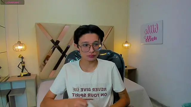 SantiagoRusso18 online show from November 30, 9:04 pm