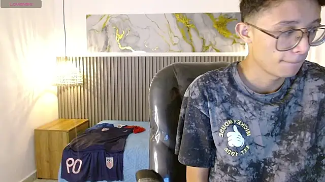 SantiagoRusso18 online show from February 4, 12:33 pm