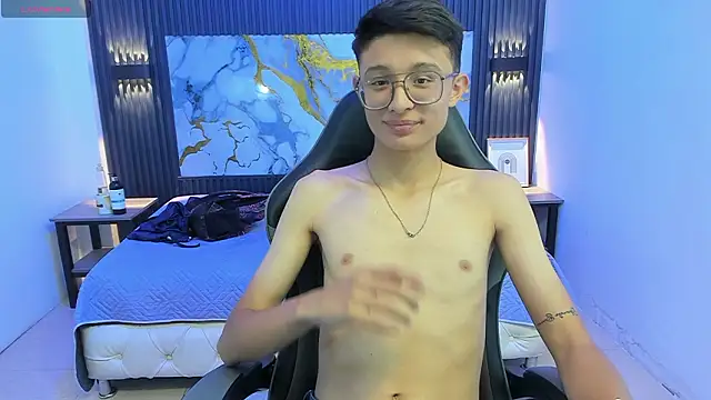 SantiagoRusso18 online show from February 7, 7:11 pm