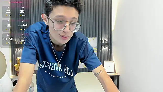 Snapshot of SantiagoRusso18 chatting on October 12, 1:12 pm SantiagoRusso18 online show from October 12, 1:12 pm