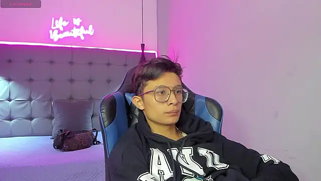 SantiagoRusso18 online show from February 24, 1:01 pm