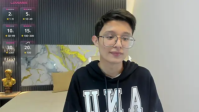 Snapshot of SantiagoRusso18 chatting on October 11, 1:34 pm SantiagoRusso18 online show from October 11, 1:34 pm
