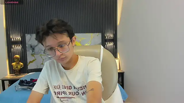 SantiagoRusso18 online show from October 30, 12:25 pm