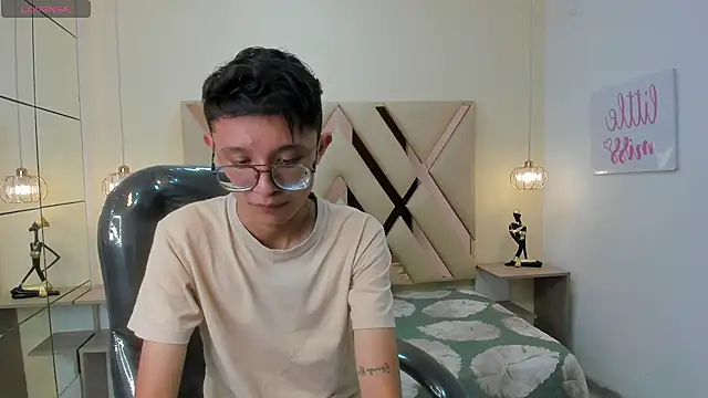 SantiagoRusso18 online show from December 14, 7:41 pm