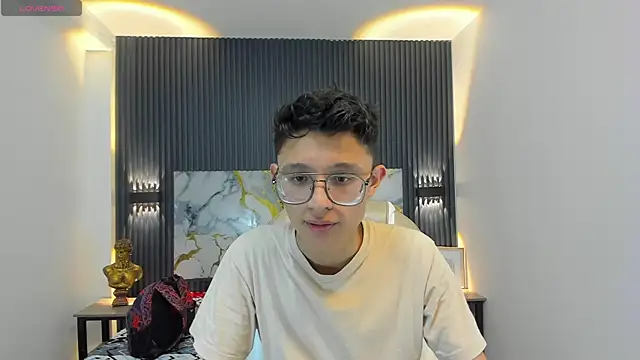 SantiagoRusso18 online show from December 15, 12:44 pm