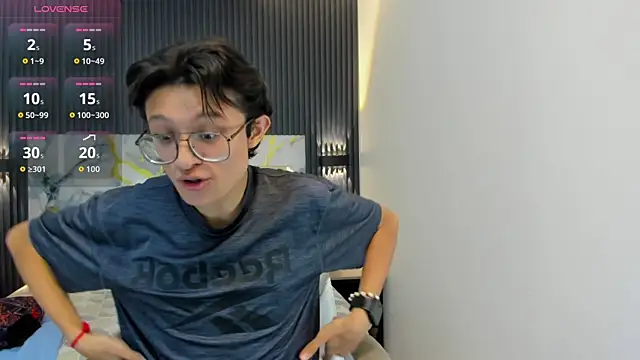 SantiagoRusso18 online show from December 2, 2:45 am