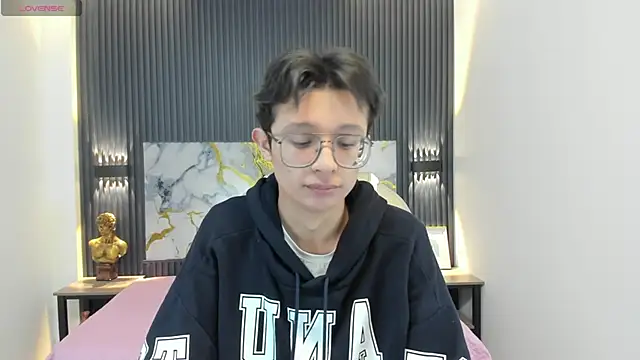 SantiagoRusso18 online show from November 5, 12:30 pm