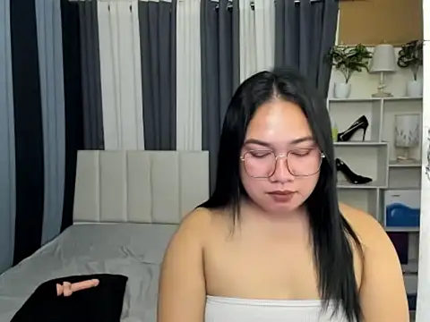 TsUncutKaren online show from March 14, 6:08 am