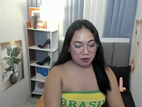 TsUncutKaren online show from December 2, 4:52 pm