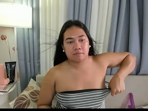 TsUncutKaren online show from November 18, 4:49 am