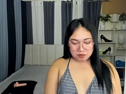 TsUncutKaren online show from March 11, 6:18 am