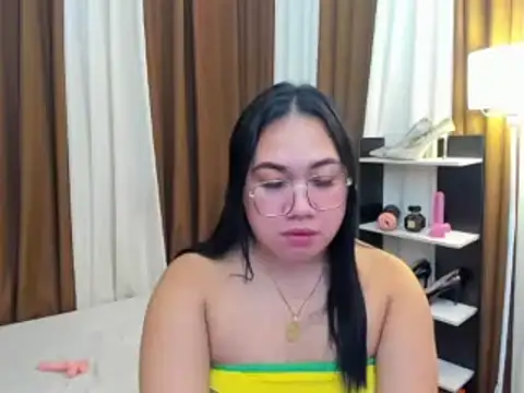 TsUncutKaren online show from December 19, 5:43 am