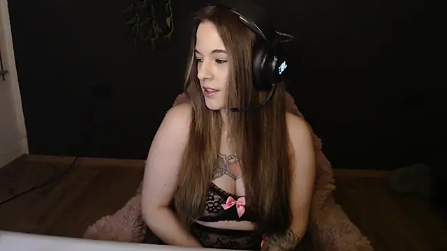 Snapshot of Luna_Lynn chatting on December 16, 4:55 pm Luna Lynn online show from December 16, 4:55 pm