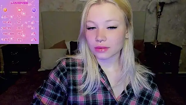 Snapshot of Diana_Dream chatting on September 24, 8:15 pm Diana Dream online show from September 24, 8:15 pm