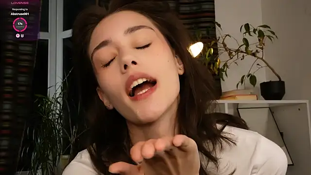 Snapshot of ttragedienne chatting on October 27, 1:34 pm ttragedienne online show from October 27, 1:34 pm